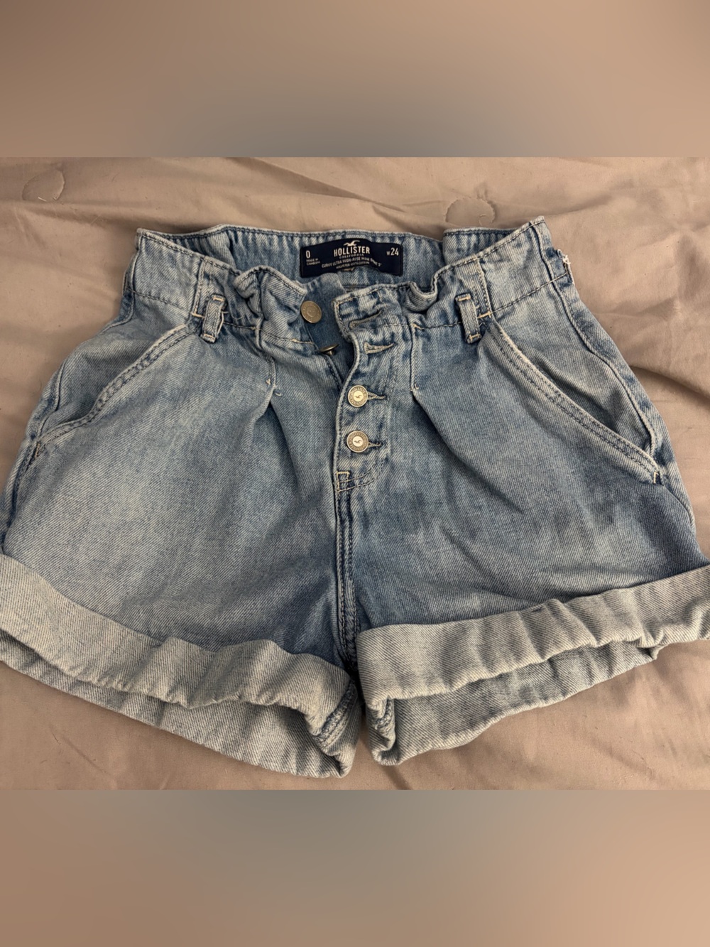 Hollister ultra high-rise Paperbag waist denim shorts size 0/24 light wash